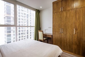 Appartamento panoramico, 2 camere da letto, vista città | 2 camere, una cassaforte in camera, una scrivania, Wi-Fi gratuito