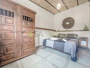 1 habitación, acceso a internet y ropa de cama