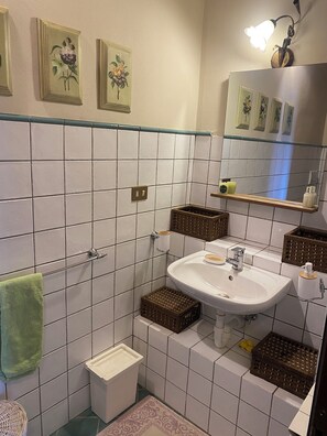 Douche, sèche-cheveux, bidet, serviettes fournies