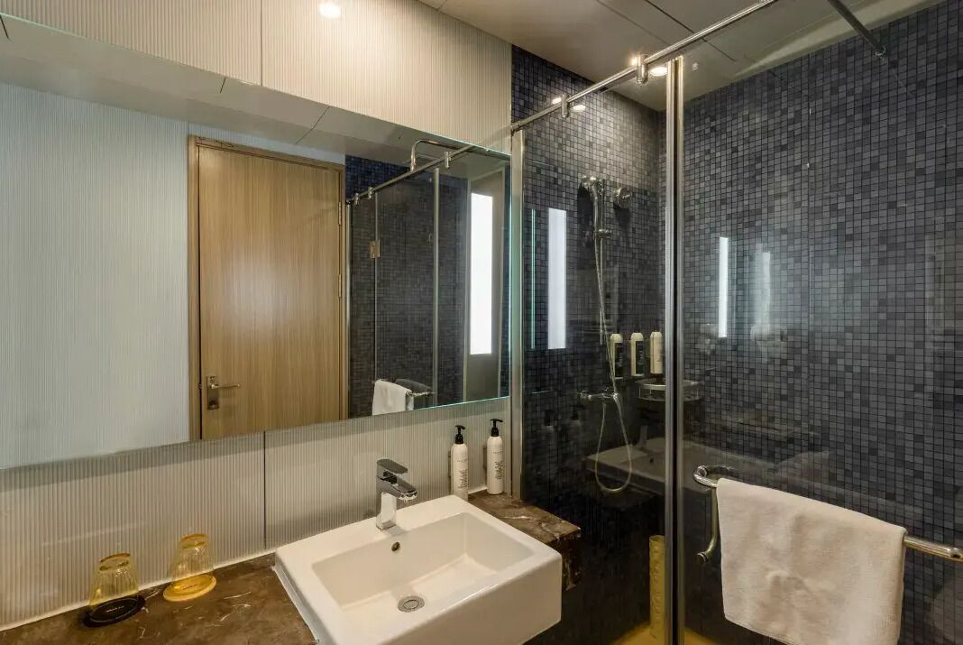 Quarto duplo exclusivo | Banheiro | Chuveiro, secador de cabelo, chinelos, toalhas de banho