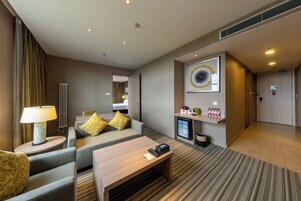 套房（大床） | 客房内保险箱、遮光窗帘、熨斗/熨板、免费 WiFi