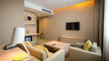 Superior Studio Suite | In-room safe, blackout drapes, iron/ironing board, free WiFi