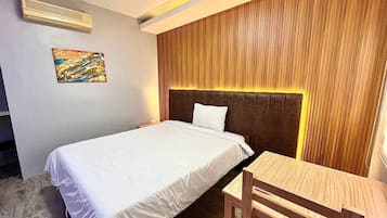1 bedroom, bed sheets
