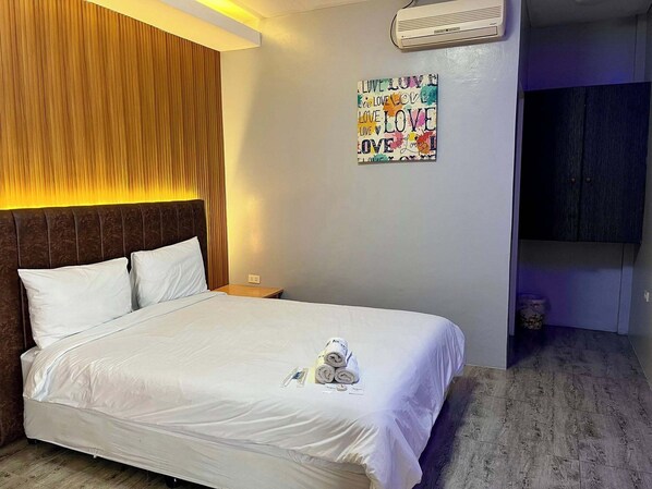 1 bedroom, bed sheets