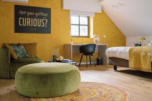 Luxe suite, uitzicht op tuin | Een bureau, een strijkplank/strijkijzer, gratis wifi