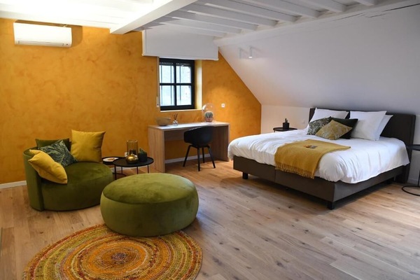 Een bureau, een strijkplank/strijkijzer, gratis wifi