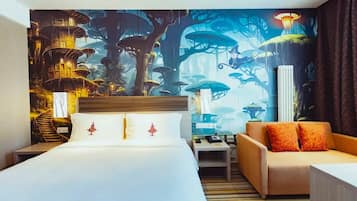 主题大床房 | 客房内保险箱、遮光窗帘、熨斗/熨板、免费 WiFi