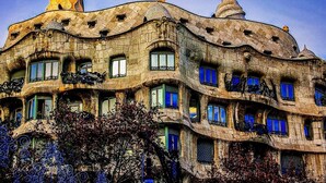 Ein Gebäude mit einer markanten, gewundenen Fassade und mehreren Balkonen.