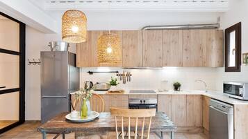 Een koelkast, een magnetron, een oven, een kookplaat