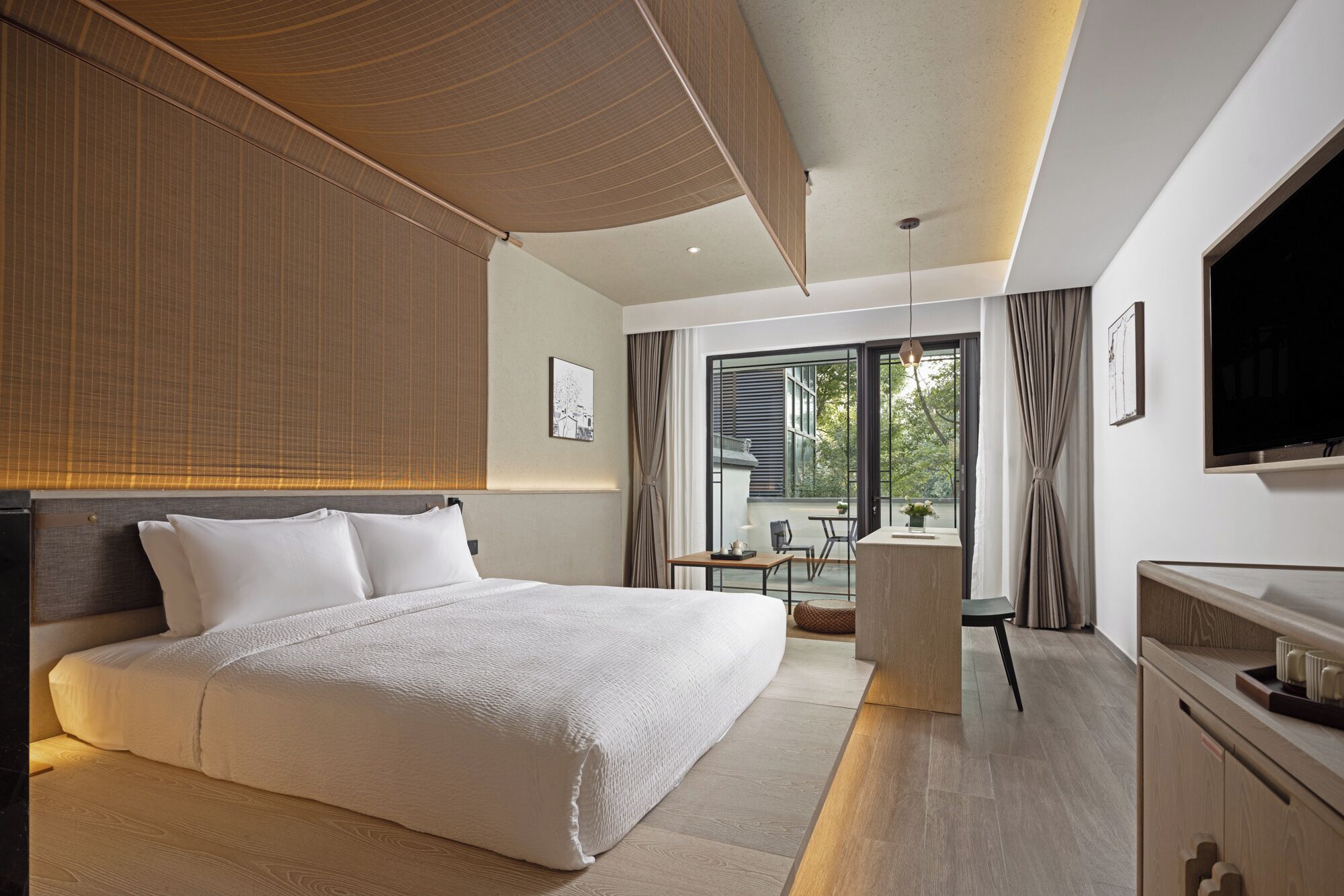 Panoramic Single Room | Living area | 50-cm LCD TV with cable channels