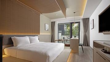 Panoramic Single Room | Living area | 50-cm LCD TV with cable channels