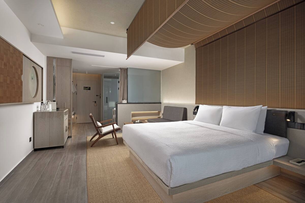 Egyptian cotton sheets, premium bedding, down comforters, minibar