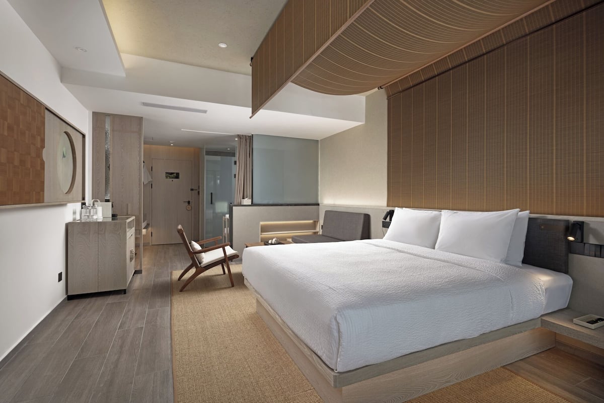Egyptian cotton sheets, premium bedding, down duvets, minibar