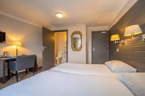 Relax in a stylish room with a double bed, desk, and flat-screen TV.
