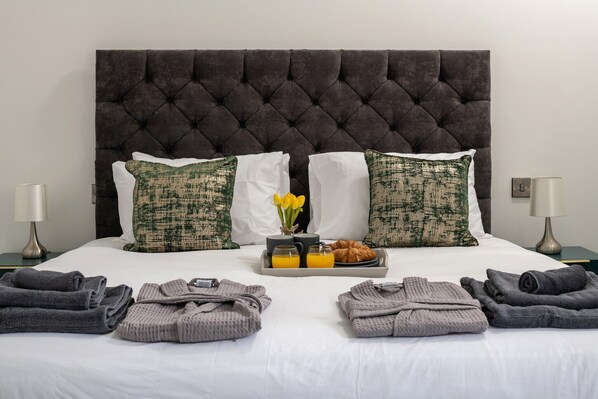 5 bedrooms, iron/ironing board, Internet