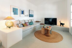 Smart-tv, böcker och en stereo