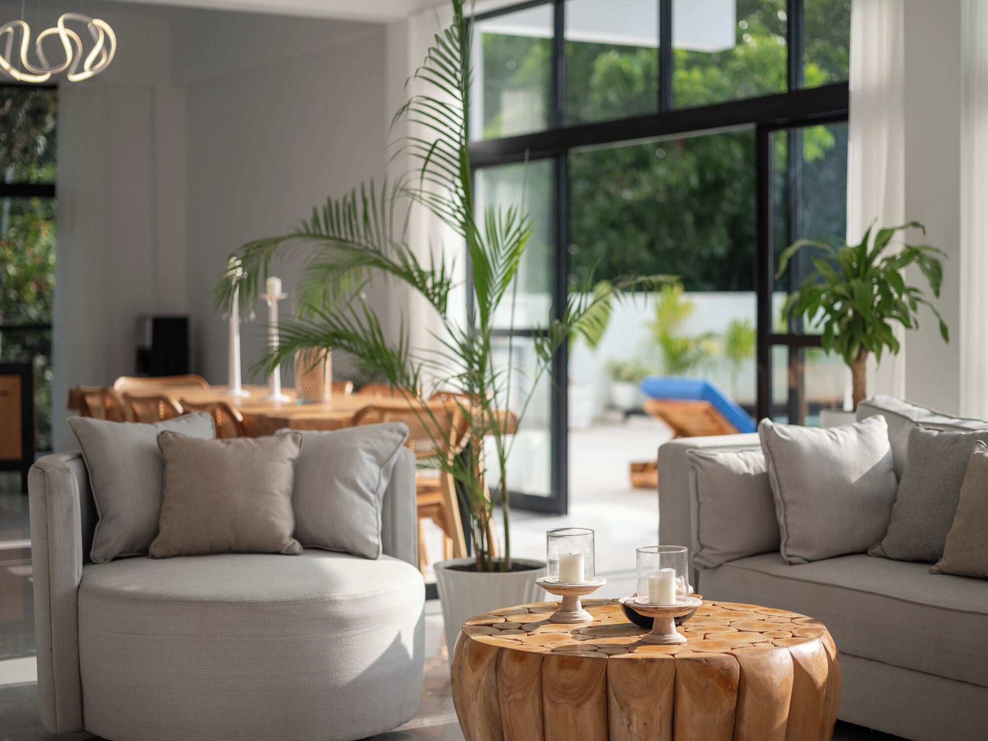 Villa Luxe, 3 chambres | Coin séjour | TV connectée de 32 pouces avec chaînes numériques