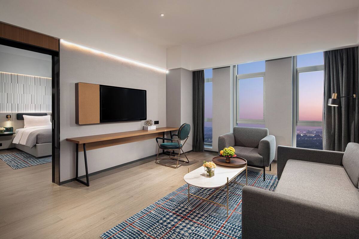 Executive Studio Suite | Desk, laptop workspace, free WiFi