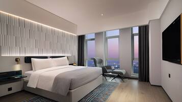 Studio Suite Executive | Bàn, khu vực làm việc phù hợp cho laptop