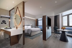 Escritorio, espacio para trabajar con laptop y wifi gratis 