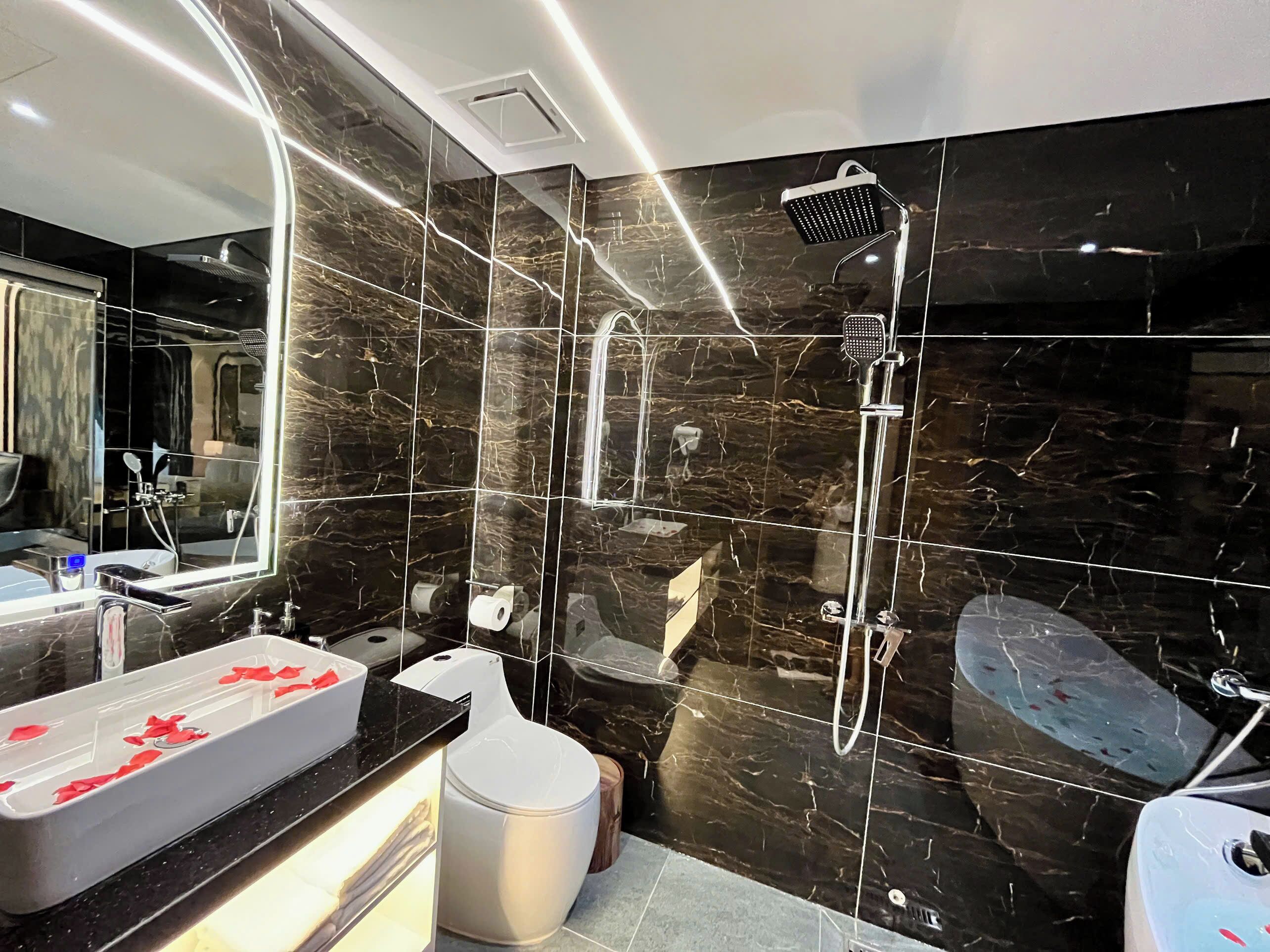 Een bad/douchecombinatie, milieuvriendelijke toiletartikelen