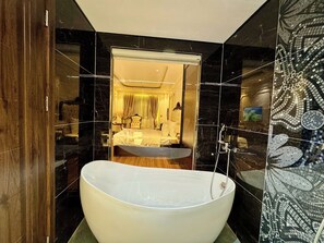 Deluxe-Doppelzimmer | Badezimmer | Duschwanne, umweltfreundliche Kosmetikartikel, Haartrockner, Hausschuhe