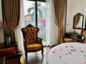 Phòng Suite Cao cấp, ban công, quang cảnh thành phố | Bộ đồ giường cao cấp, nệm cao su hoạt tính (memory foam) 