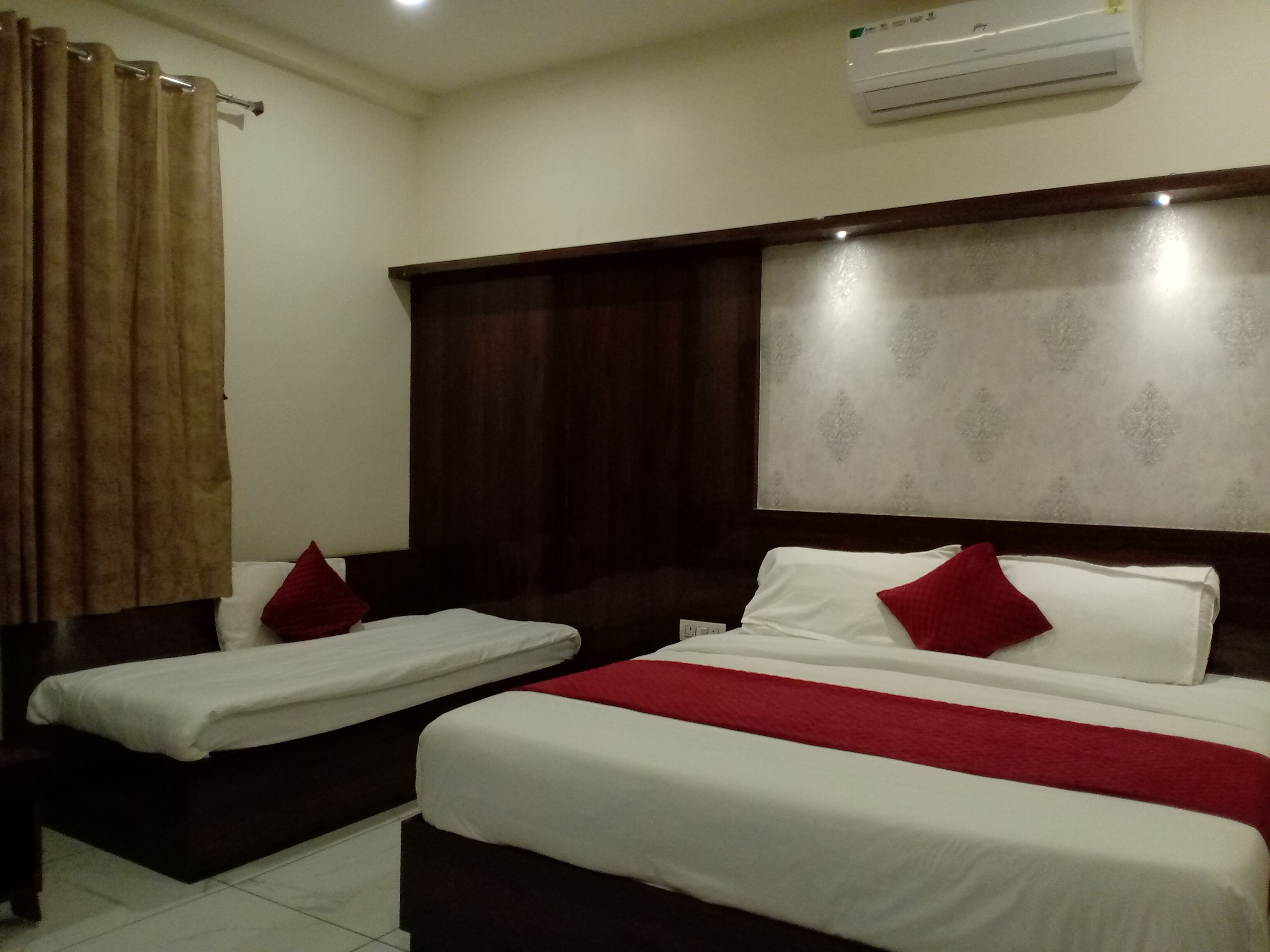 Family Room | Meja, ruang kerja komputer riba, Wi-fi percuma 