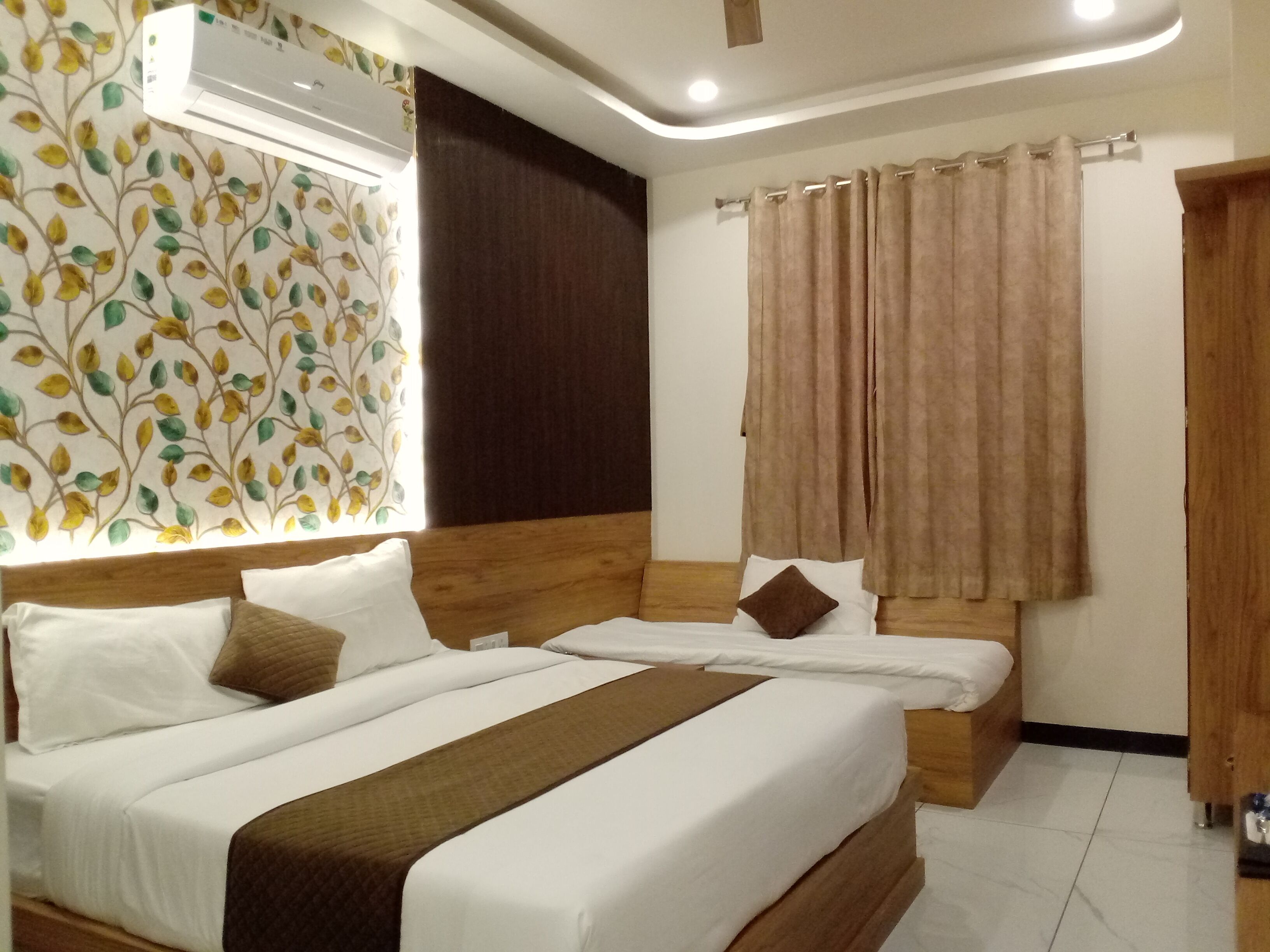 Camera familiare | Una scrivania, postazione laptop, Wi-Fi gratuito