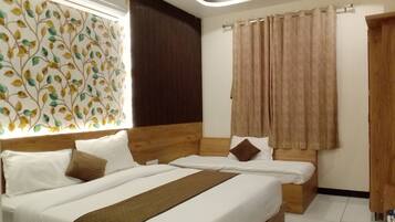 Camera familiare | Una scrivania, postazione laptop, Wi-Fi gratuito