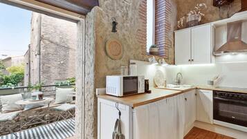 Een koelkast, een magnetron, een oven, een kookplaat