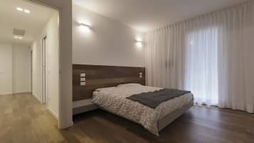 Familiekamer, 1 twee- of 2 eenpersoonsbedden, 1 kingsize bed met slaapbank, niet-roken | Een bureau, gratis wifi