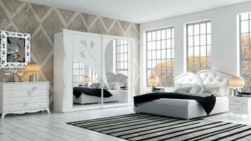 Familiekamer, 1 twee- of 2 eenpersoonsbedden, 1 kingsize bed met slaapbank, niet-roken | Een bureau, gratis wifi