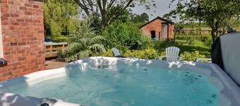 Cottages by River Severn with Hot Tub