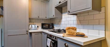 Réfrigérateur, four à micro-ondes, un four, surface de cuisson