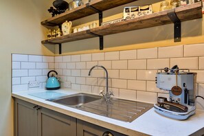 Fridge, microwave, oven, stovetop - Cottage in Peak District near Roaches Rocks (Endon)