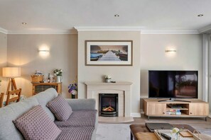Smart TV, fireplace