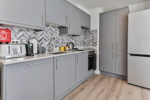 Kühlschrank, Mikrowelle, Ofen, Herdplatte