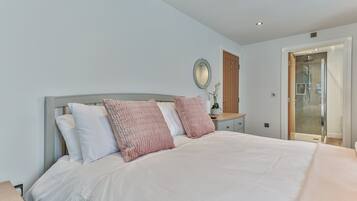 2 bedrooms, iron/ironing board, free WiFi