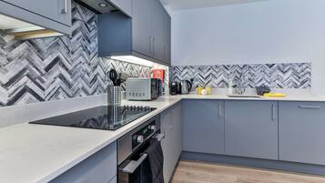 Kühlschrank, Mikrowelle, Ofen, Herdplatte