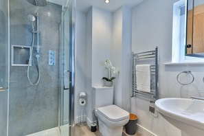 Douche, sèche-cheveux, serviettes fournies