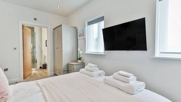 2 bedrooms, iron/ironing board, free WiFi