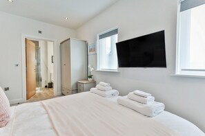 2 bedrooms, iron/ironing board, internet