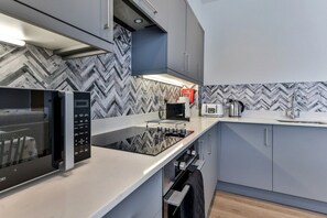 Kühlschrank, Mikrowelle, Ofen, Herdplatte