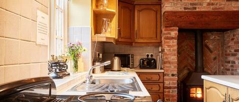 Réfrigérateur, four à micro-ondes, un four, surface de cuisson