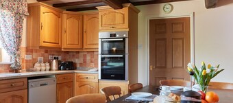 Countryside retreat with hot tub, No Deposit