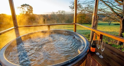Chalet in Kent with Hot Tub & Countryside Views