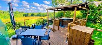 Chalet in Kent with Hot Tub & Countryside Views
