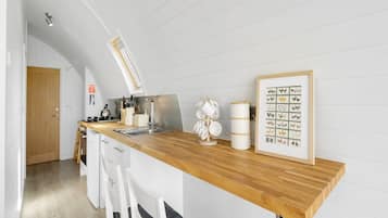 Refrigerador, horno, parrilla de estufa y utensilios de cocina