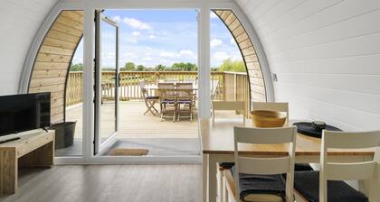 Chalet in Hertford with Lakeside Hot Tub